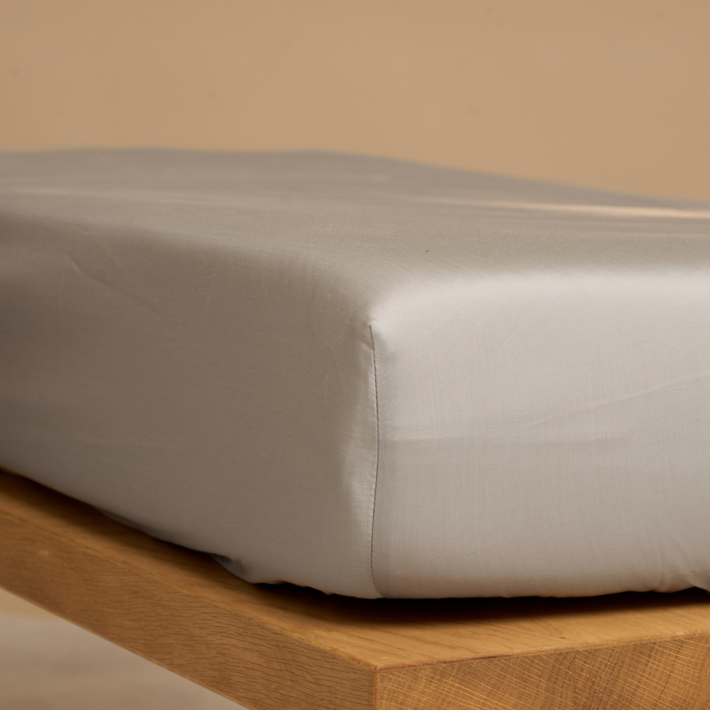 TENCEL™ – Satin-Spannbetttuch Taupe