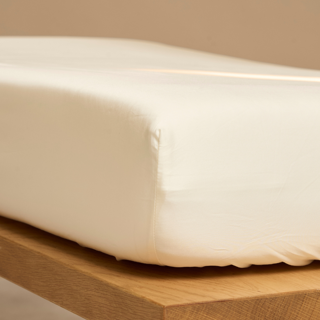 TENCEL™ – Satin-Spannbettlaken in gebrochenem Weiß