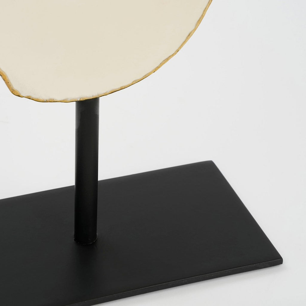 Ornament auf Fuß – L20 x B10 x H40 cm – Metall – Creme