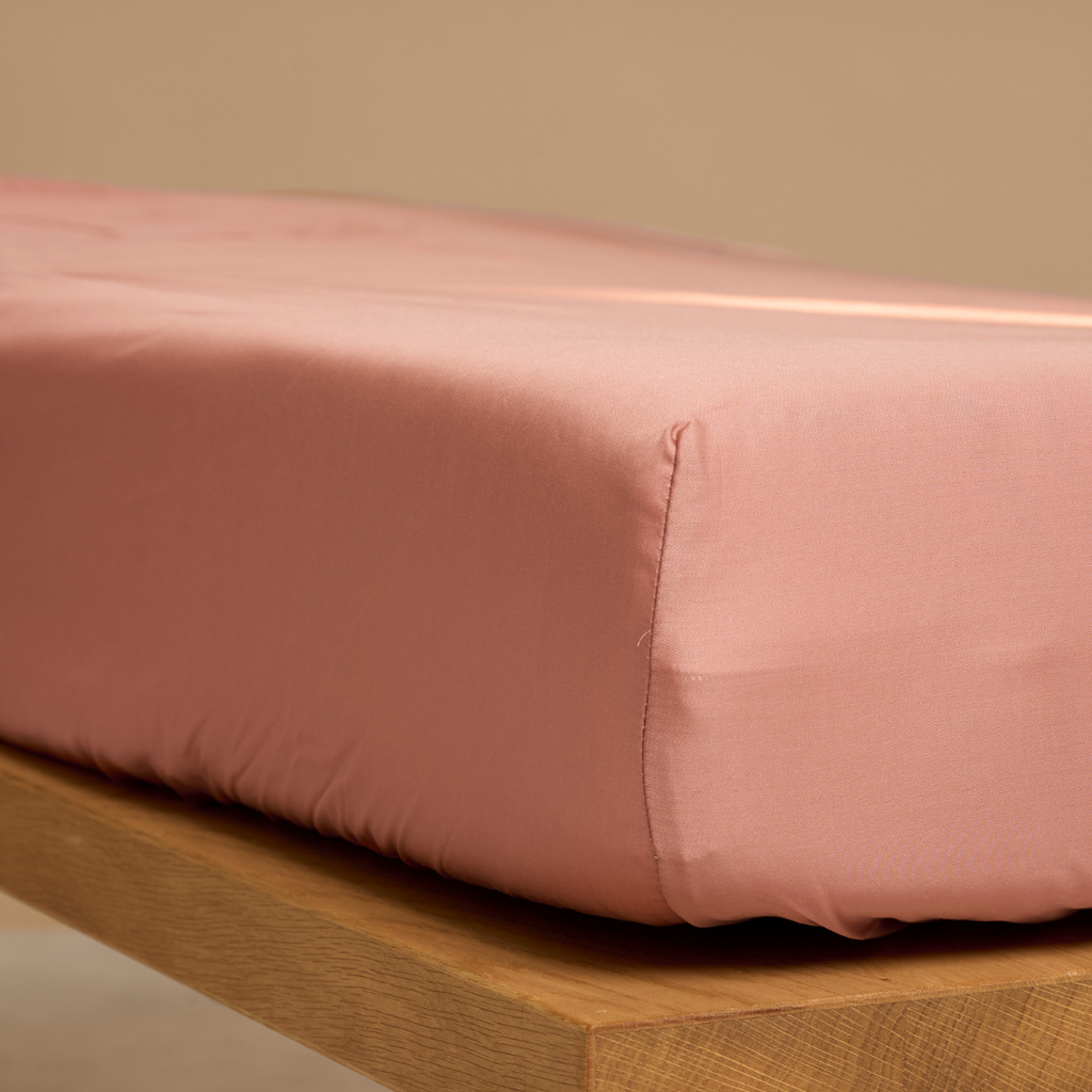 TENCEL™ – Satin-Spannbetttuch Terra Pink